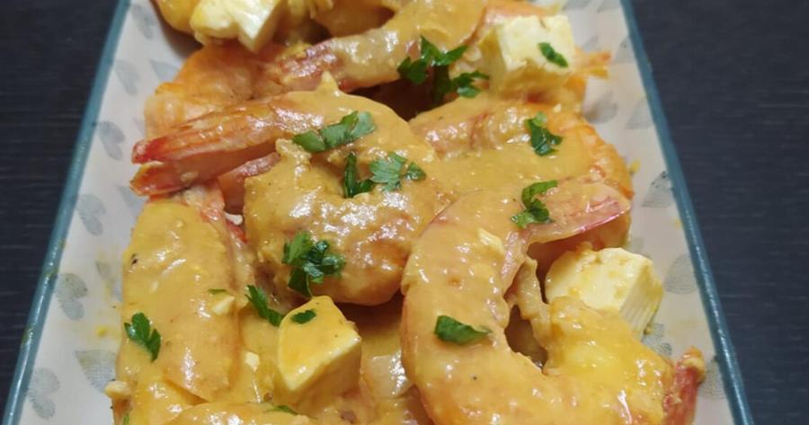 Οι πιο μελωμένες γαρίδες σαγανάκι για την Καθαρά Δευτέρα – Με ούζο, λεμόνι & μυστικό άρωμα μουστάρδας