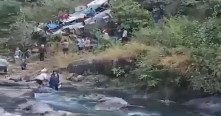 ΕΚΤΑΚΤΟ: Λεωφορείο έπεσε σε φαράγγι και έχασαν τη ζωή τους πάνω από 20 άτομα