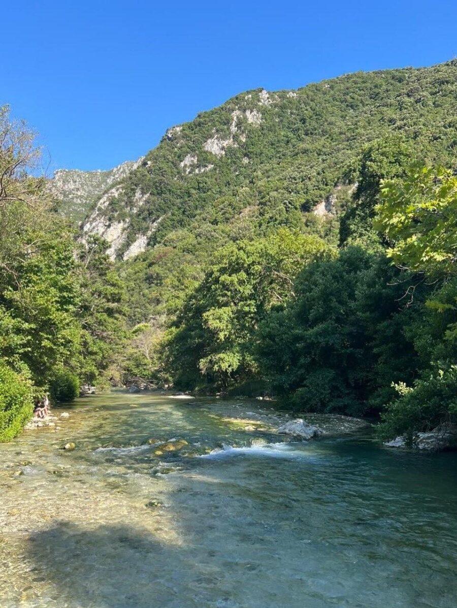Η Ζουγανέλη πήγε στο πιο όμορφο πράσινο μέρος της Ελλάδας και γύρισαν ακόμη και τα πουλιά για να τη θαυμάσουν