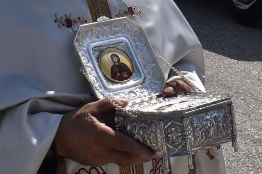 ΚΑΣΤΟΡΙΑ: Δεσπότης μπήκε στη φωτιά με το λείψανο της Αγίας Παρασκευής και το θαuμα έγινε!