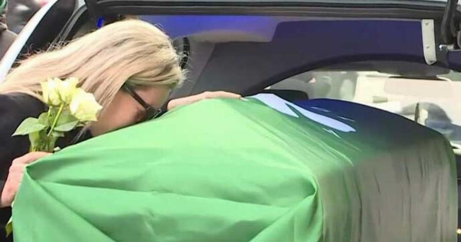 Κηδεία Μίμη Δομάζου: Συντετριμμένη η κόρη του, Πόπη – Βίντεο