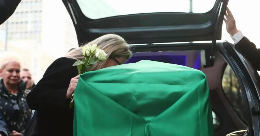 Κηδεία Μίμη Δομάζου: «Ραγίζει» καρδιές το στεφάνι που έστειλαν οι κόρες και τα εγγόνια του