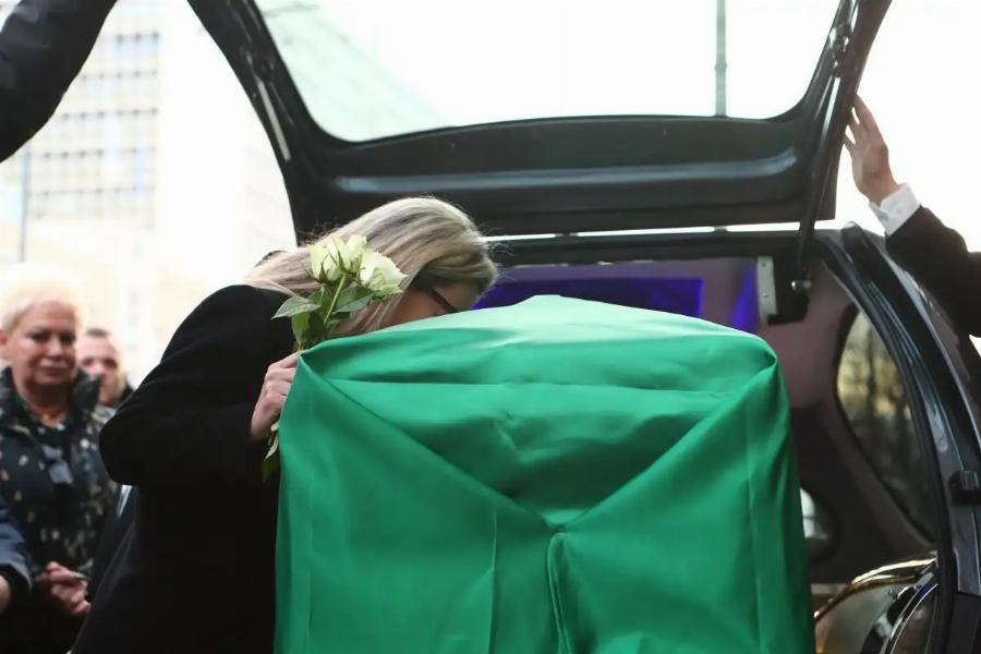 Κηδεία Μίμη Δομάζου: Συντετριμμένη η κόρη του, Πόπη – Βίντεο