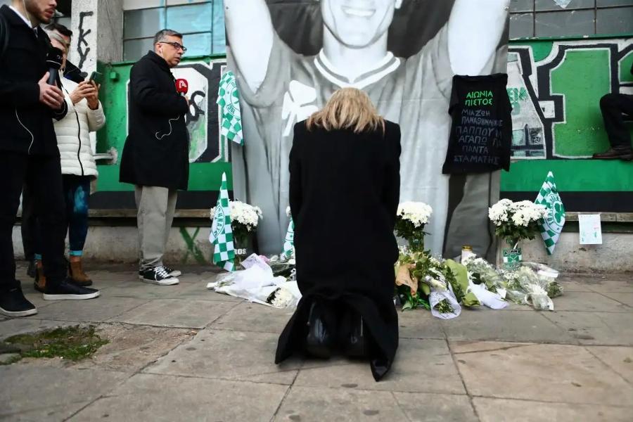 Κηδεία Μίμη Δομάζου: Συντετριμμένη η κόρη του, Πόπη – Βίντεο