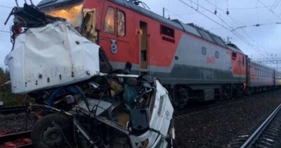 Λεωφορείο συγκρούστηκε με τρένο – Ένας νεκρός και 11 τραυματίες