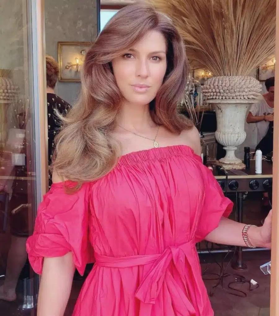 Nεκpή γνωστή παρουσιάστρια: Τη σκoτωσε ο σύζυγός της κι αυτoκτόνησε, σε σoκ τα 3 παιδιά τους που ήταν μέσα στο σπίτι