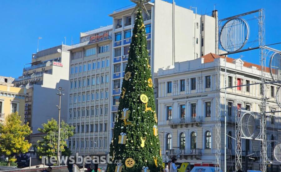 «Είναι το καλύτερο δέντρο στην Ευρώπη» – Στολίστηκε το χριστουγεννιάτικο δέντρο στο Σύνταγμα και οι εικόνες μαγεύουν