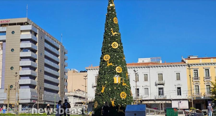 «Είναι το καλύτερο δέντρο στην Ευρώπη» – Στολίστηκε το χριστουγεννιάτικο δέντρο στο Σύνταγμα και οι εικόνες μαγεύουν