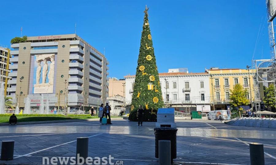 «Είναι το καλύτερο δέντρο στην Ευρώπη» – Στολίστηκε το χριστουγεννιάτικο δέντρο στο Σύνταγμα και οι εικόνες μαγεύουν