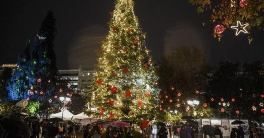 «Είναι το καλύτερο δέντρο στην Ευρώπη» – Στολίστηκε το χριστουγεννιάτικο δέντρο στο Σύνταγμα και οι εικόνες μαγεύουν