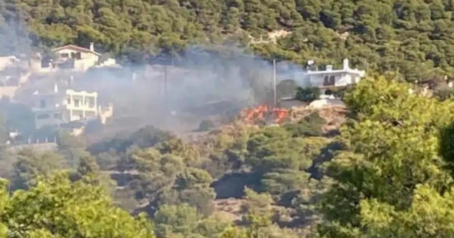ΕΚΤΑΚΤΟ – Φωτιά ΤΩΡΑ στην Αττική δίπλα σε σπίτια – Συvαγερμός στην Πυροσβεστική