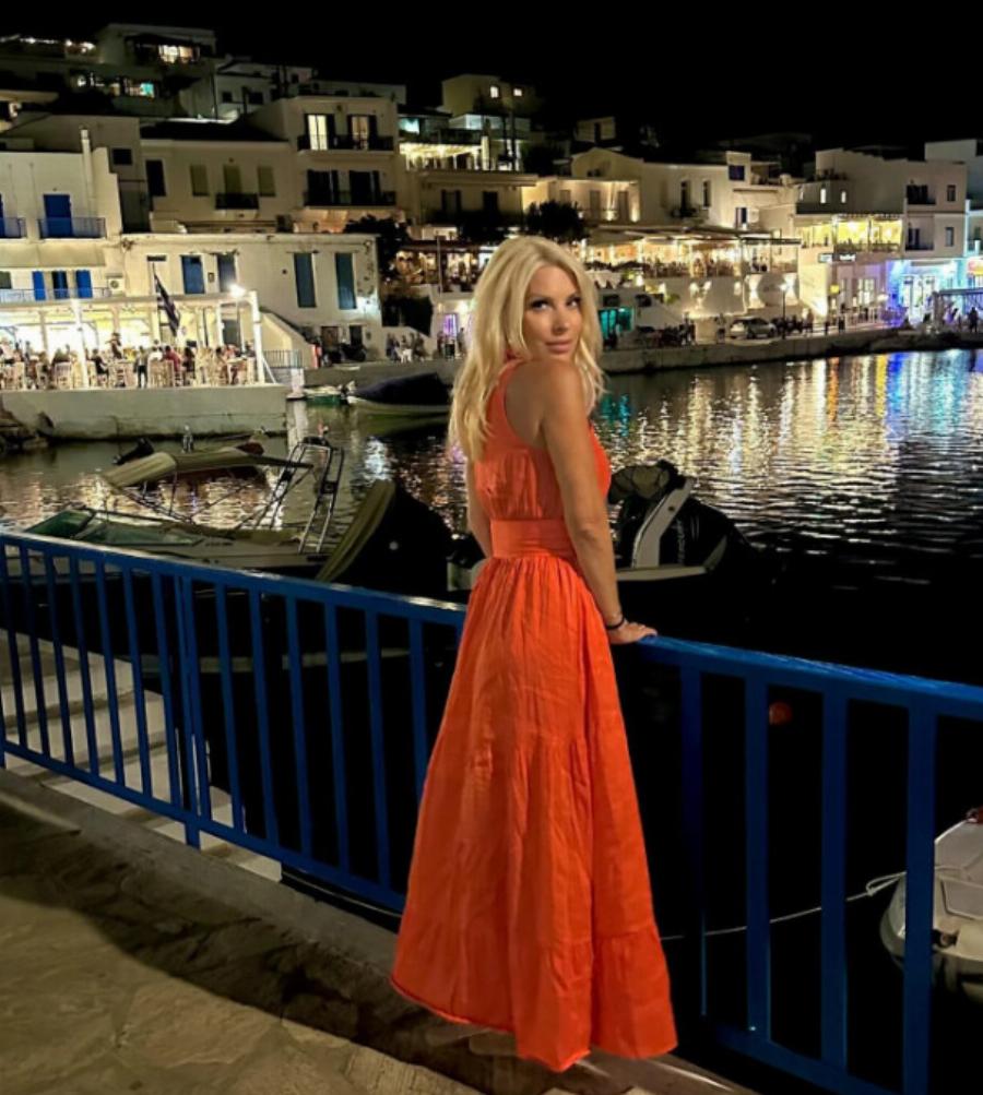 Όλο το λιμάνι σταμάτησε να δει την Μενεγάκη να βγάζει selfie – Σε ποιο μέρος της Άνδρου βρέθηκε – Το υπέροχο νεραϊδένιο φόρεμα που φόρεσε