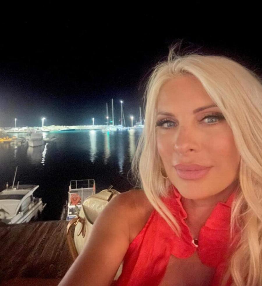 Όλο το λιμάνι σταμάτησε να δει την Μενεγάκη να βγάζει selfie – Σε ποιο μέρος της Άνδρου βρέθηκε – Το υπέροχο νεραϊδένιο φόρεμα που φόρεσε