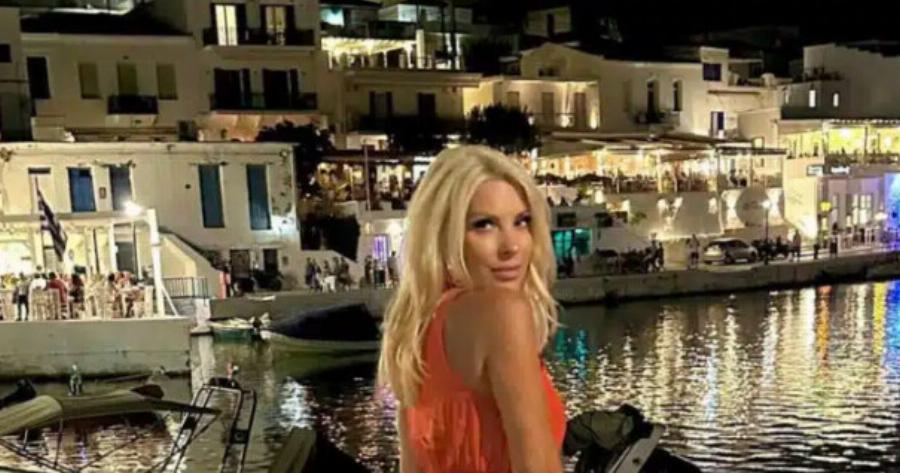 Όλο το λιμάνι σταμάτησε να δει την Μενεγάκη να βγάζει selfie – Σε ποιο μέρος της Άνδρου βρέθηκε – Το υπέροχο νεραϊδένιο φόρεμα που φόρεσε