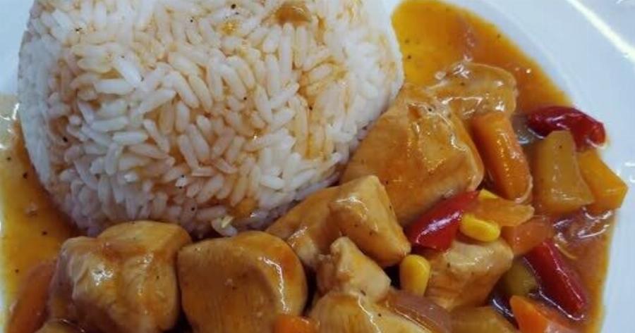 Το γλυκόξινο κοτόπουλο που έφτιαξα σπίτι και δεν ξαναπαραγγείλαμε ποτέ απ’ έξω – Το μυστικό είναι στη σάλτσα!