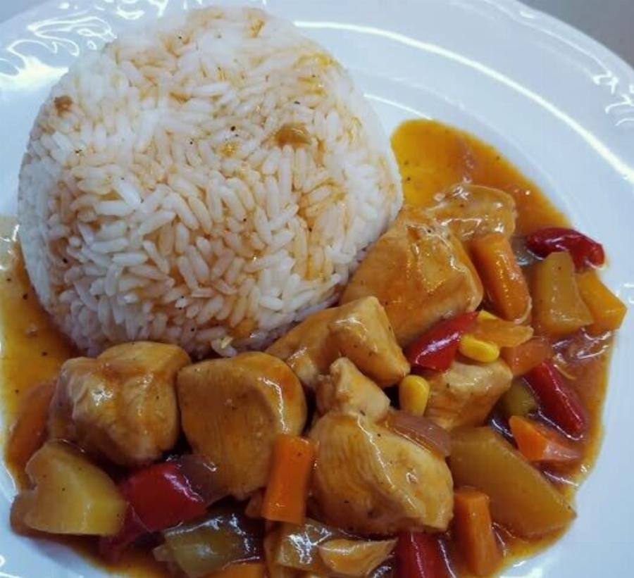 Το γλυκόξινο κοτόπουλο που έφτιαξα σπίτι και δεν ξαναπαραγγείλαμε ποτέ απ’ έξω – Το μυστικό είναι στη σάλτσα!