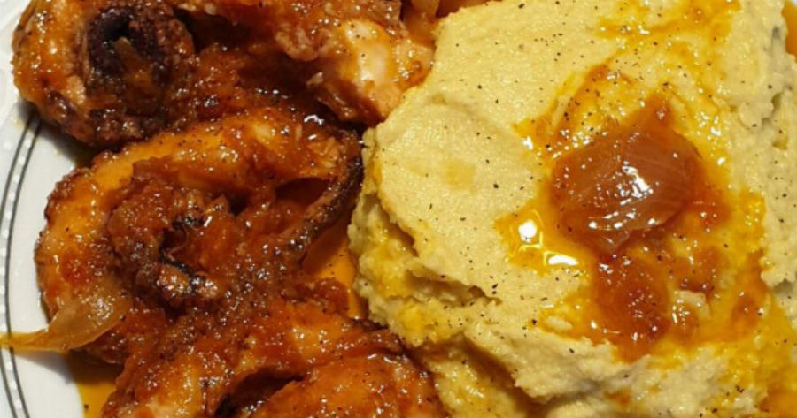 Το πιο Μελωμένο Χταπόδι Στιφάδο πάνω σε Βελούδινη Φάβα – Λιώνει στο Στόμα με αυτό το μυστικό