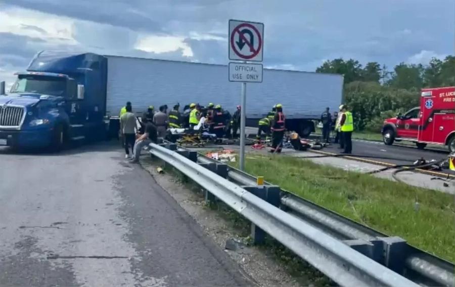 ΒΙΝΤΕΟ: Η ΣΤΙΓΜΗ ΠΟΥ Ο ΟΔΗΓΟΣ ΦΟΡΤΗΓΟΥ ΚΑΝΕΙ ΑΝΑΣΤΡΟΦΗ ΣΤΗΝ ΕΘΝΙΚΗ ΟΔΟ ΚΑΙ ΤΟ ΙΧ KAPΦΩNETAI ΠΑΝΩ ΤΟΥ – ΣMΠAPAΛIA ΤΟ ΙΧ – 3 NEKPOI ΣΤΟ TPOXAIO