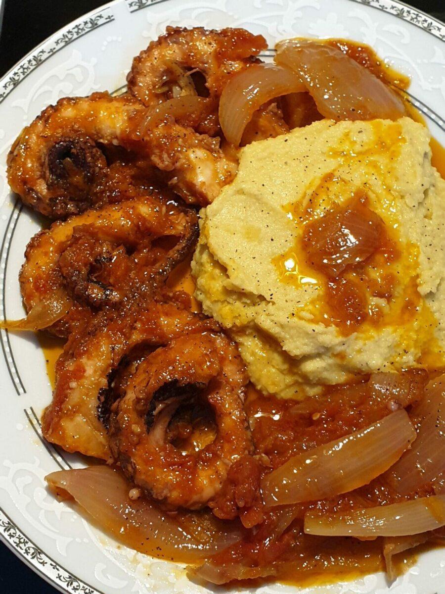 Το πιο Μελωμένο Χταπόδι Στιφάδο πάνω σε Βελούδινη Φάβα – Λιώνει στο Στόμα με αυτό το μυστικό