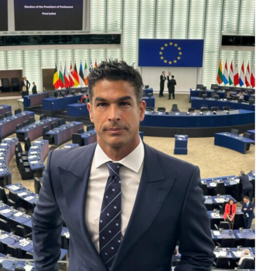 Νίκος Αναδιώτης: Η πρώτη εμφάνιση στο Ευρωπαϊκό Κοινοβούλιο με γραβάτα με την ελληνική σημαία- «Ο Θεός να με φωτίζει»