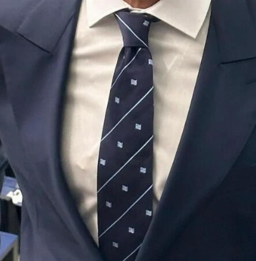 Νίκος Αναδιώτης: Η πρώτη εμφάνιση στο Ευρωπαϊκό Κοινοβούλιο με γραβάτα με την ελληνική σημαία- «Ο Θεός να με φωτίζει»