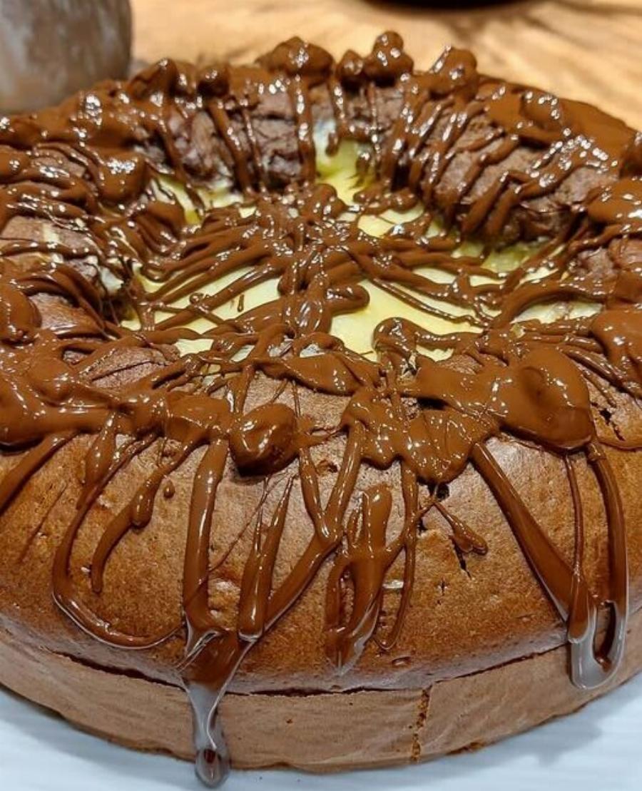 Κέικ «Βεζούβιος» με κρέμα πατισερί και σοκολάτα – Το εντυπωσιακό γλυκό που γίνεται πανεύκολα