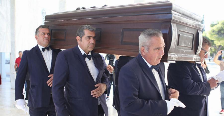 Μίμης Πλέσσας: Σε λαϊκό προσκύνημα η σορός του μεγάλου μουσικοσυνθέτη