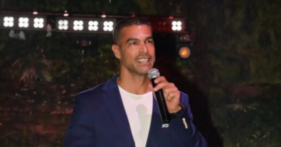 Νίκος Αναδιώτης: Η πρώτη εμφάνιση στο Ευρωπαϊκό Κοινοβούλιο με γραβάτα με την ελληνική σημαία- «Ο Θεός να με φωτίζει»