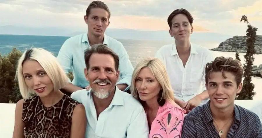 Παύλος Ντε Γκρες – Μαρί Σαντάλ: Πάσχα μαζί με τα παιδιά τους – Φωτογραφίες από το εξοχικό τους