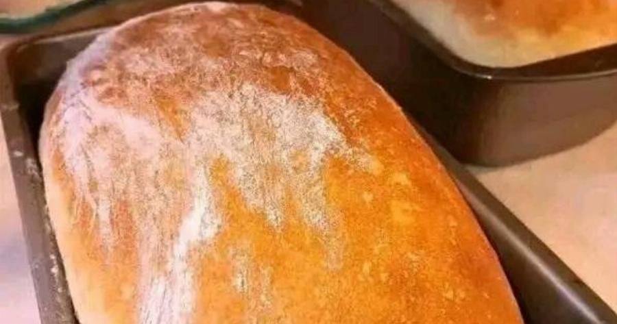 Σπιτικό ψωμί του τοστ σε φόρμα: εύκολη και αφράτη συνταγή