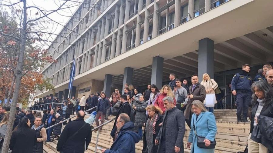 ΣΥΜΒΑΙΝΕΙ ΤΩΡΑ: Σε συναγερμό η Θεσσαλονίκη – Κλείνουν δρόμοι, εκκενώνονται τα Δικαστήρια, πανικός και κατάσταση έκτακτης ανάγκης