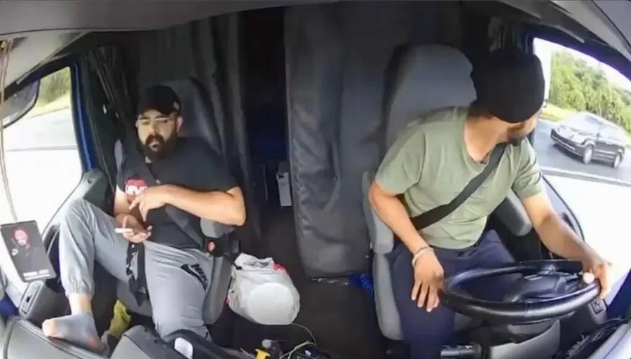 ΒΙΝΤΕΟ: Η ΣΤΙΓΜΗ ΠΟΥ Ο ΟΔΗΓΟΣ ΦΟΡΤΗΓΟΥ ΚΑΝΕΙ ΑΝΑΣΤΡΟΦΗ ΣΤΗΝ ΕΘΝΙΚΗ ΟΔΟ ΚΑΙ ΤΟ ΙΧ KAPΦΩNETAI ΠΑΝΩ ΤΟΥ – ΣMΠAPAΛIA ΤΟ ΙΧ – 3 NEKPOI ΣΤΟ TPOXAIO