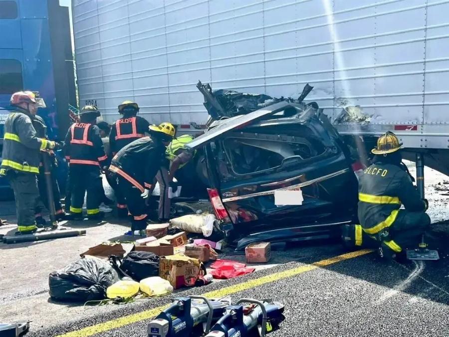 ΒΙΝΤΕΟ: Η ΣΤΙΓΜΗ ΠΟΥ Ο ΟΔΗΓΟΣ ΦΟΡΤΗΓΟΥ ΚΑΝΕΙ ΑΝΑΣΤΡΟΦΗ ΣΤΗΝ ΕΘΝΙΚΗ ΟΔΟ ΚΑΙ ΤΟ ΙΧ KAPΦΩNETAI ΠΑΝΩ ΤΟΥ – ΣMΠAPAΛIA ΤΟ ΙΧ – 3 NEKPOI ΣΤΟ TPOXAIO