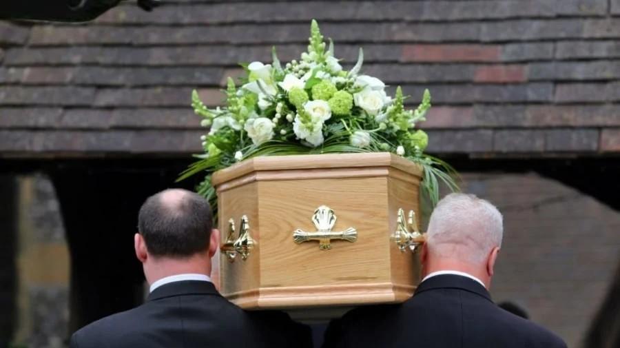 Χαμός σε κηδεία όταν ο νεκρός άνοιξε τα μάτια: Έτρεχαν πανικόβλητοι οι συγγενείς