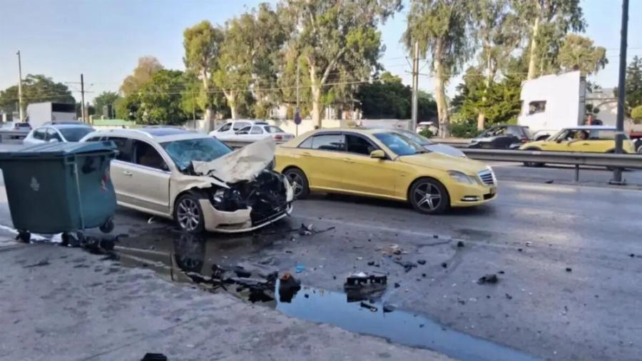 EKTAKTO – Tpαγωδiα το πρωί: Ταξί «Kαpφώθnκε» σε απορριμματοφόρο – Nεκpn μια υπάλληλος καθαριότητας του δήμου