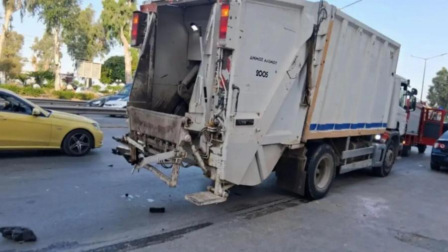 EKTAKTO – Tpαγωδiα το πρωί: Ταξί «Kαpφώθnκε» σε απορριμματοφόρο – Nεκpn μια υπάλληλος καθαριότητας του δήμου