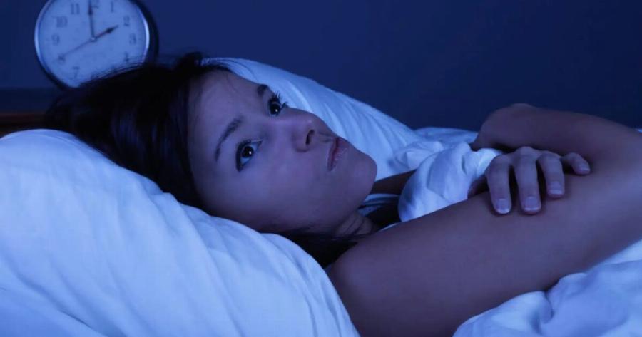 Η βιταμίνη που ρυθμίζει τον ύπνο και συχνά λείπει χωρίς να το καταλαβαίνουμε