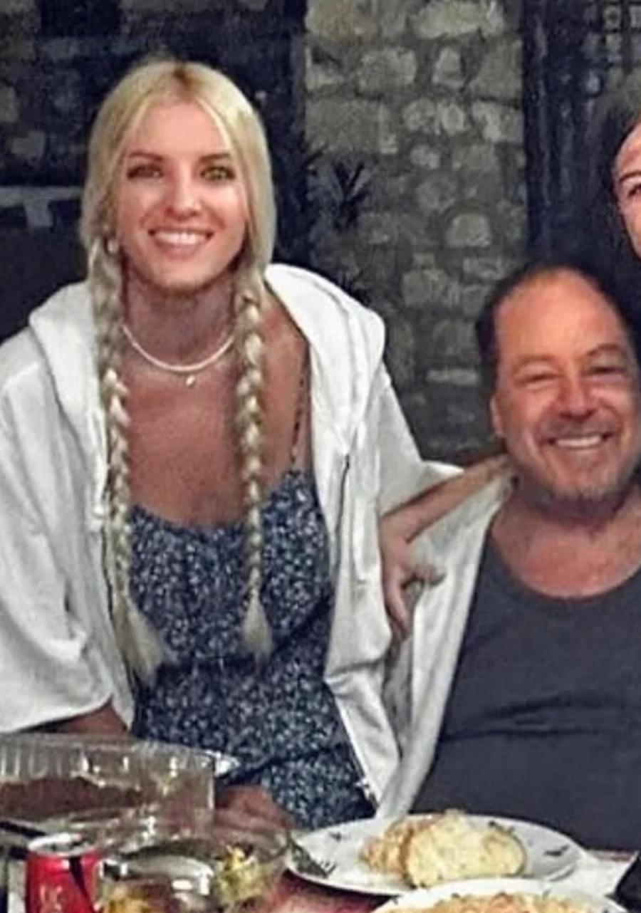 Κατάξανθη, με μακριές κοτσίδες μέχρι την μέση και πολύ νεότερη του: Αυτή είναι η σύντροφος του Γιάννη Πάριου, Στέλλα