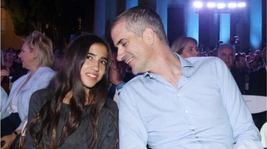 Μελαχρινή, ίδια ο μπαμπάς της: Η κόρη του Κώστα Μπακογιάννη μεγάλωσε και είναι μια κούκλα