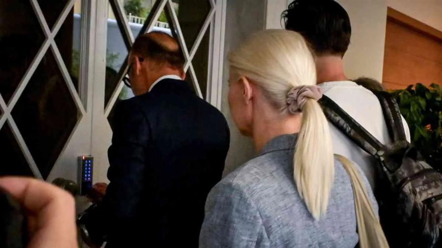 Υπόθεση Μαζωνάκη: Αποτροπιασμό με την 56χρονη – «Βάζει πετσέτες στα αυτιά για να μην ακούει τα τραγούδια του και κάνει γιόγκα»
