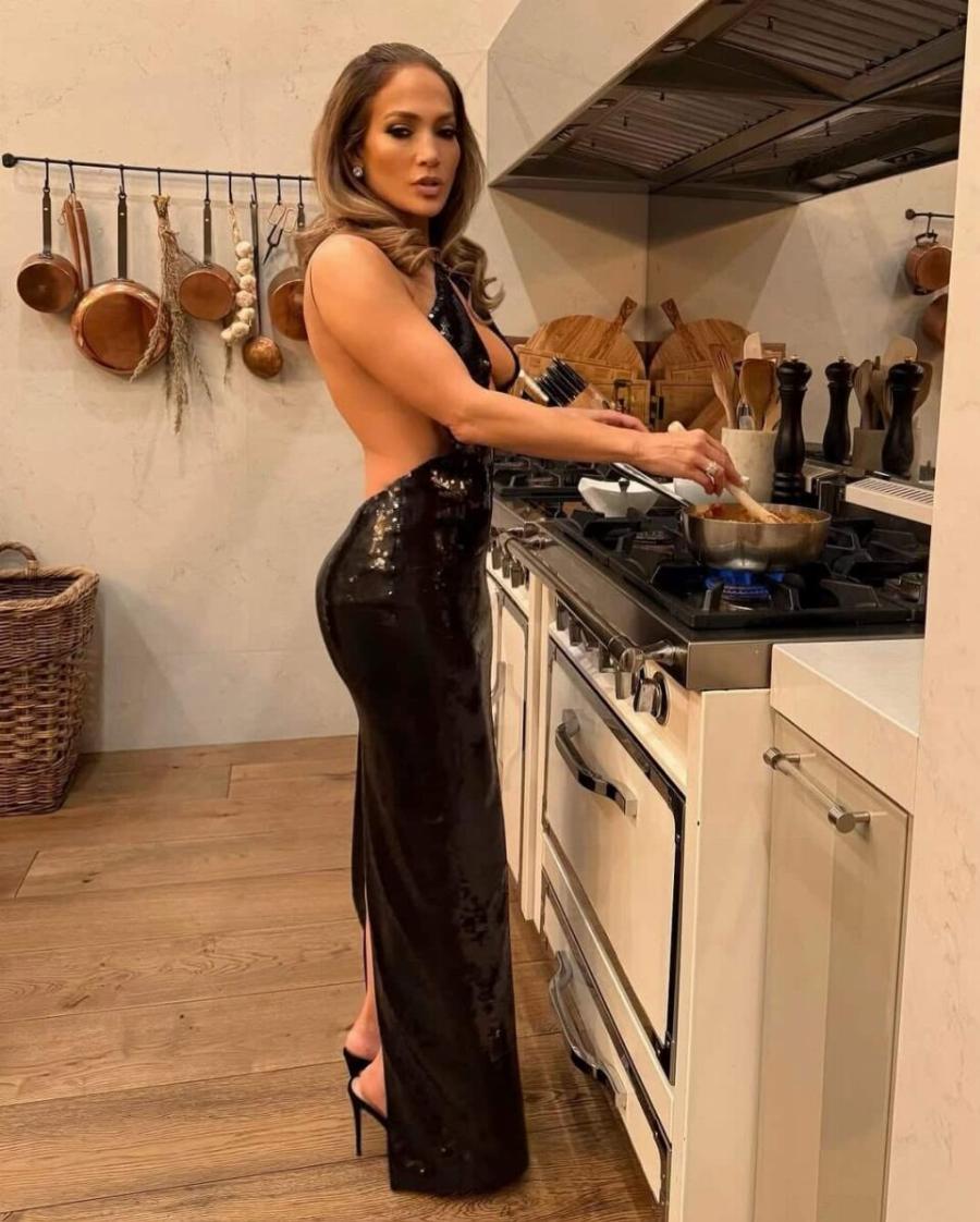 Χαμός με πασίγνωστη τραγουδίστρια – Μαγείρεψε ντυμένη έτσι και προκάλεσε «σεισμό»