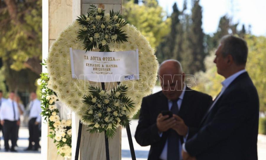 Κηδεία Λένας Σαμαρά: Βαρύ το κλίμα στο νεκροταφείο – Το συγκλονιστικό μήνυμα στο στεφάνι του πρωθυπουργού