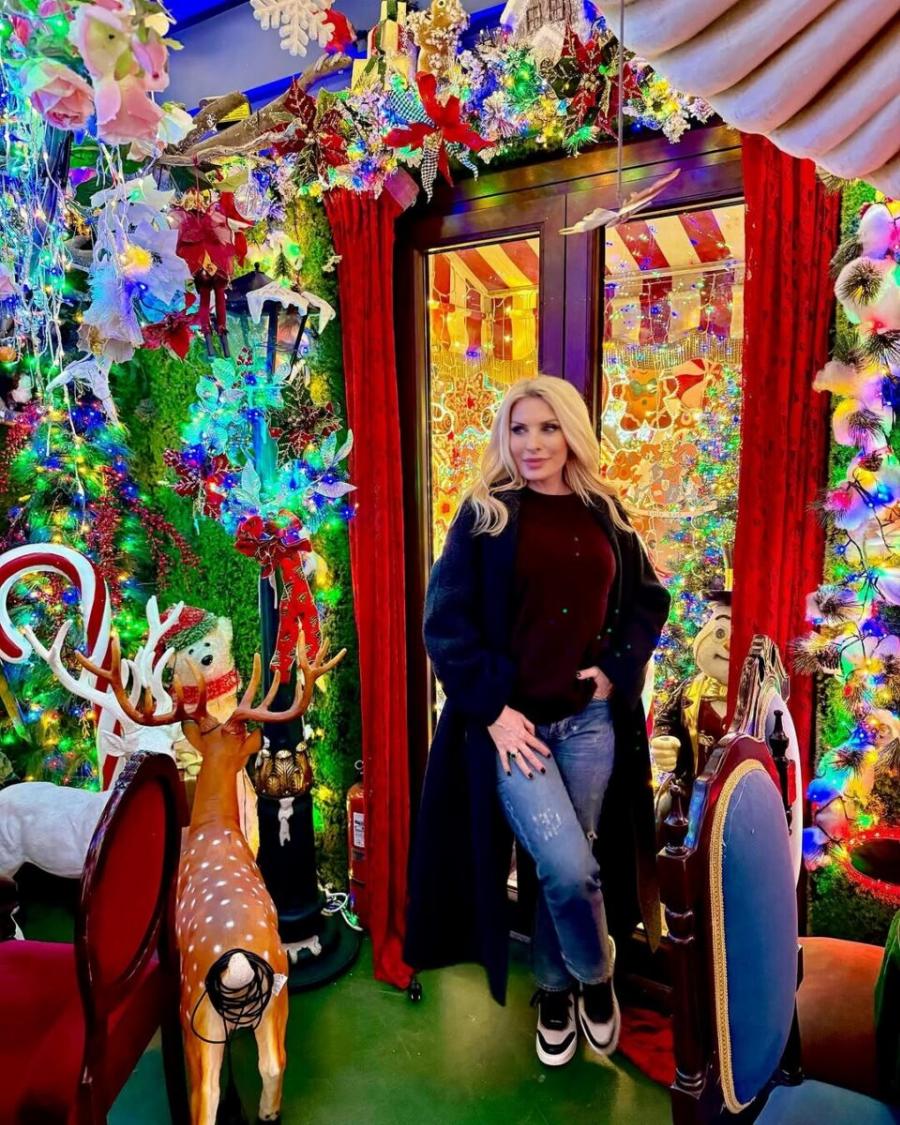 Ουρές για να δουν τη Μενεγάκη: Πόζαρε μπροστά στο πιο διάσημο μαγαζί στο κέντρο της Αθήνας