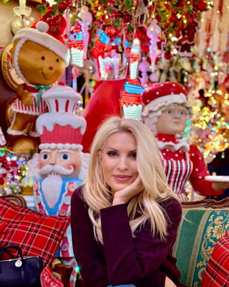 Ουρές για να δουν τη Μενεγάκη: Πόζαρε μπροστά στο πιο διάσημο μαγαζί στο κέντρο της Αθήνας