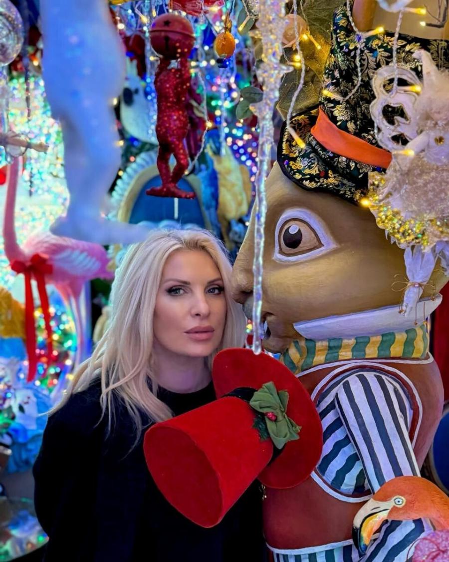 Ουρές για να δουν τη Μενεγάκη: Πόζαρε μπροστά στο πιο διάσημο μαγαζί στο κέντρο της Αθήνας