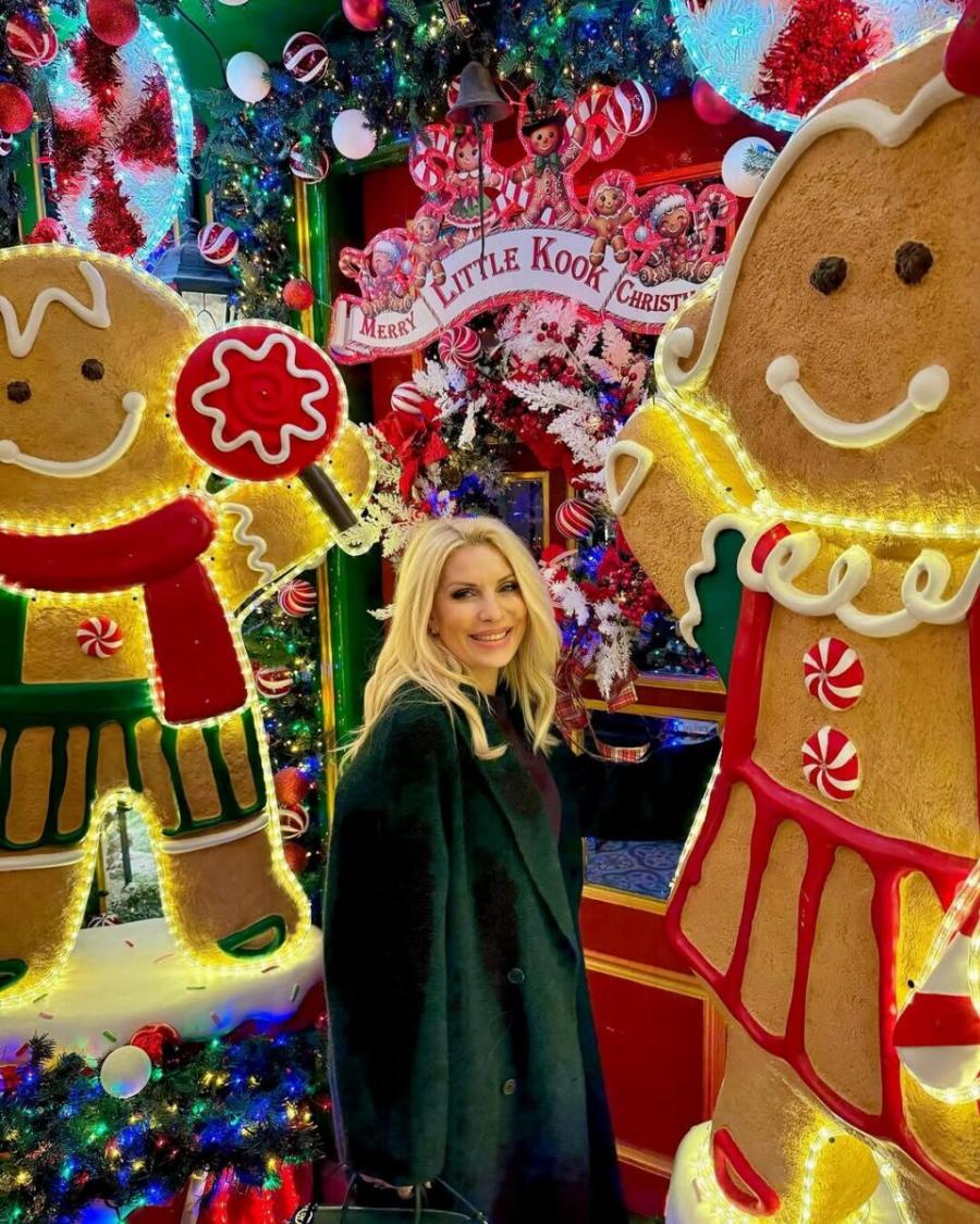 Ουρές για να δουν τη Μενεγάκη: Πόζαρε μπροστά στο πιο διάσημο μαγαζί στο κέντρο της Αθήνας