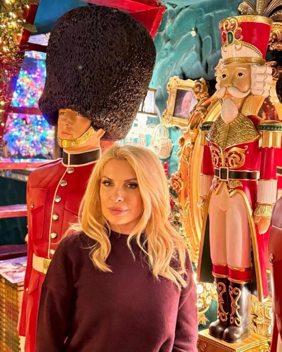 Ουρές για να δουν τη Μενεγάκη: Πόζαρε μπροστά στο πιο διάσημο μαγαζί στο κέντρο της Αθήνας