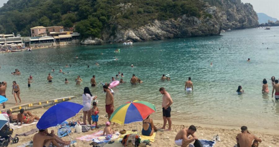 Πρόστιμα στις παραλίες μέχρι 58.000 ευρώ: Όλα όσα ισχύουν για ρακέτες, SUP, ελεύθερο κάμπινγκ και φορητά ηχεία