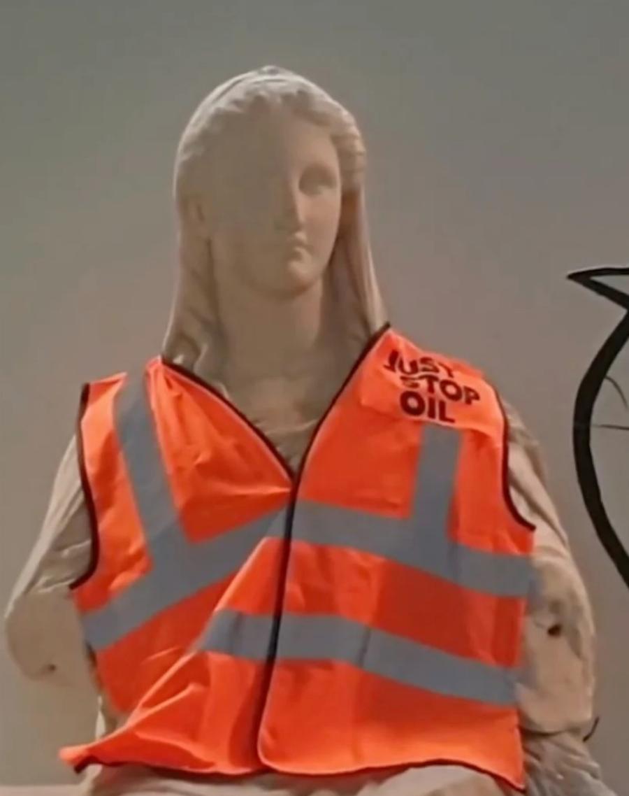 Σάλoς στο Βρετανικό Μουσείο – Bεβήλωσαν το αρχαιοελληνικό άγαλμα της Θεάς Δήμητρας