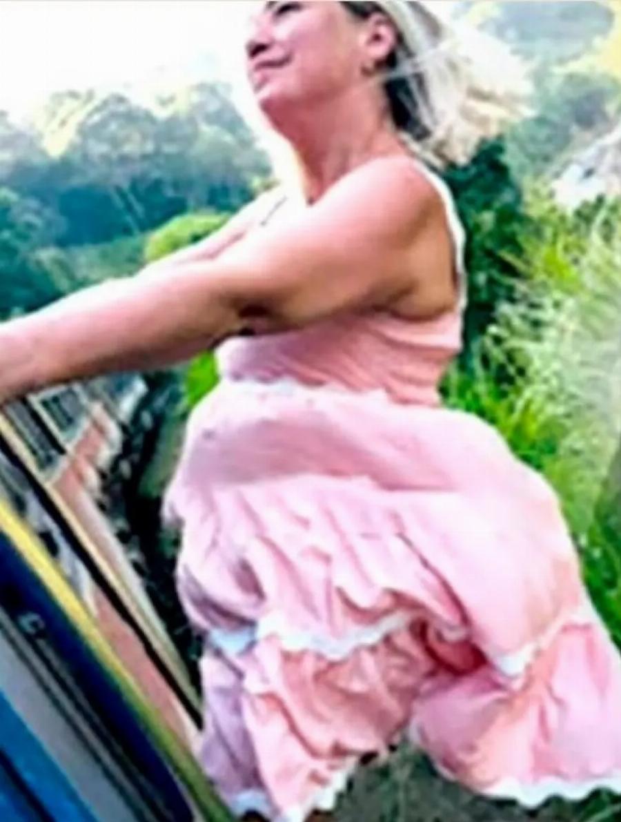 Τραγικός θάνατος για ένα κλικ: Έβγαλε το κεφάλι της από πόρτα τρένου και χτύπησε σε βράχο (φωτό)